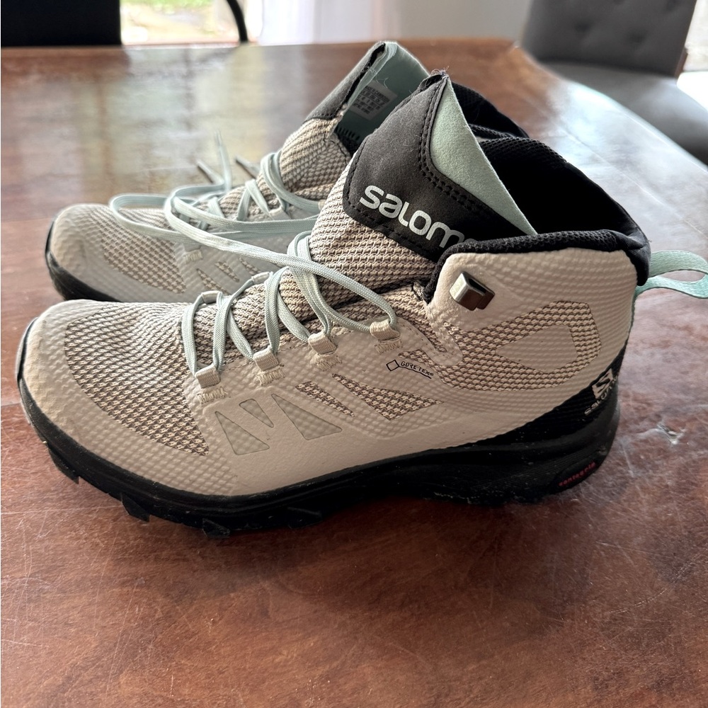 Salomon Outline Mid GTX Contragrip Hiking Shoes - Women’s size 8